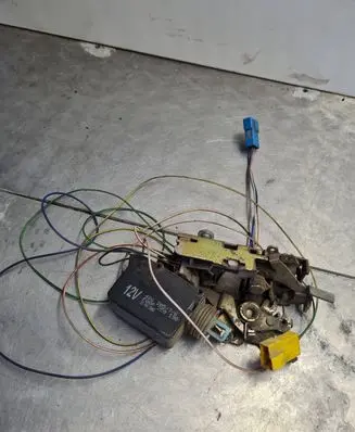 Volkswagen II LT Front door lock 40620576