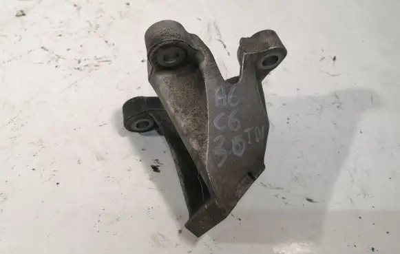 Engine mounting bracket