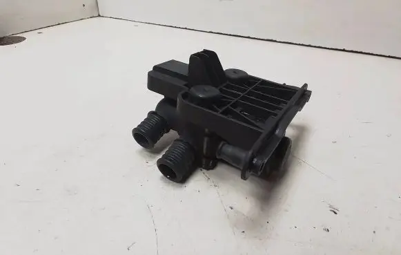 BMW 5 E60 E61 Coolant heater control valve 6920226 1147412174