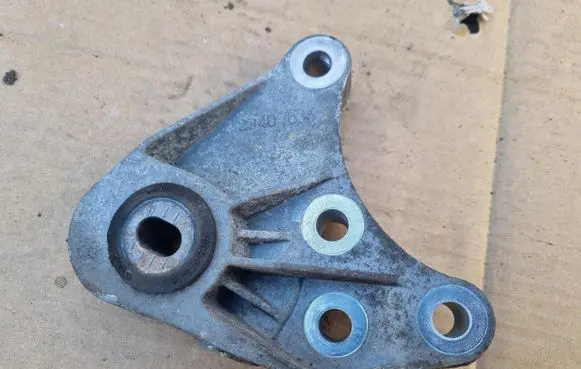 Opel Insignia B Gearbox mounting bracket