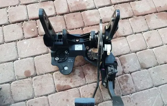Opel Zafira C Brake pedal bracket assembly 13400085