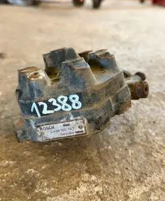 Audi 100 200 5000 C3 Fuel distributor 0438100147