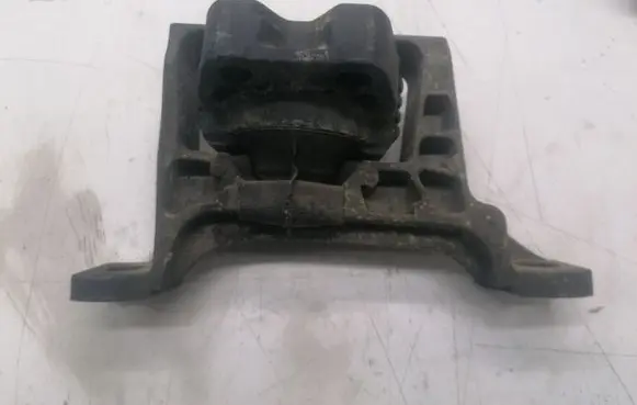 Ford Focus Engine mount bracket 307396