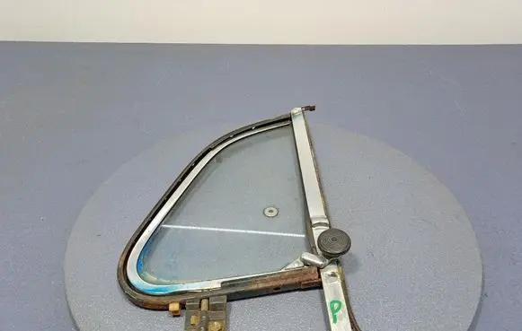 Volkswagen New Beetle Front door window glass four-door