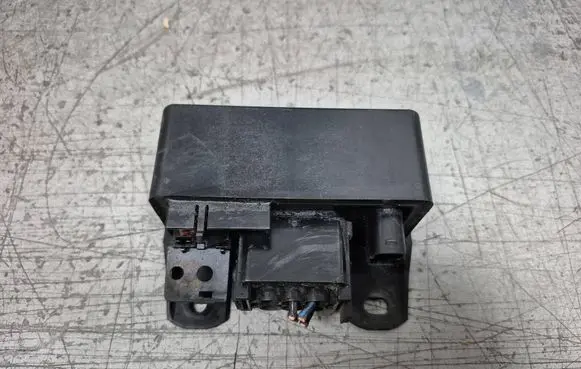 Mercedes-Benz E W211 Glow plug pre-heat relay 