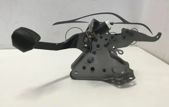 Toyota RAV 4 (XA50) Brake pedal