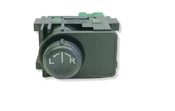 Nissan Qashqai+2 Wing mirror switch 