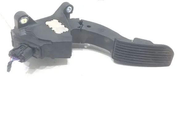 Accelerator throttle pedal