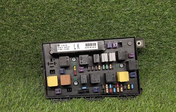 Opel Astra H Power management control unit 13268301 5DK00946440