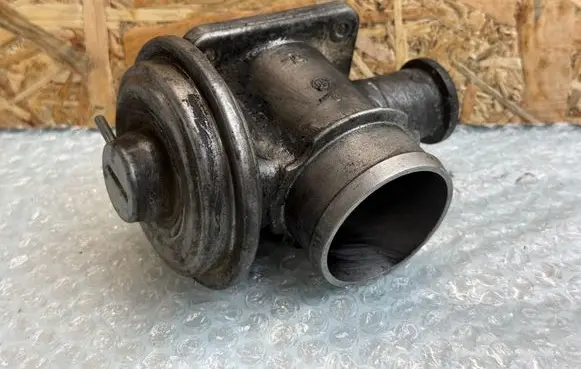 BMW 5 E39 EGR valve 7785452 778545205