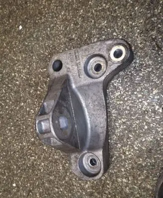 Volkswagen Transporter - Caravelle T5 Engine mounting bracket 7H0199207B