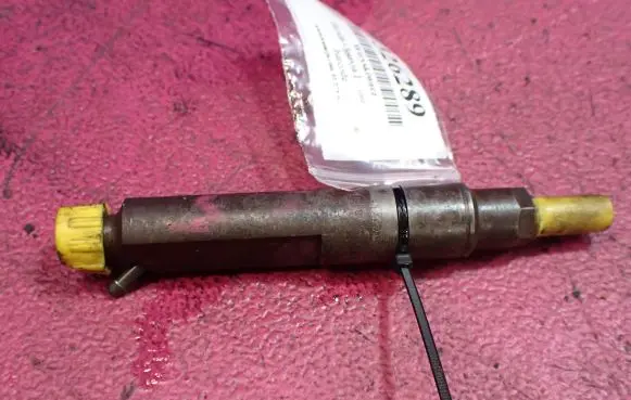Skoda Octavia Mk1 (1U) Fuel injector 038130202A