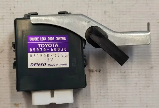 Toyota Land Cruiser (J120) Door central lock control unit/module 0515003750