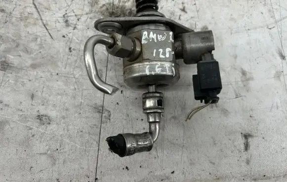 BMW 1 F20 F21 Fuel injection high pressure pump 7607159 3002043373 0261520150