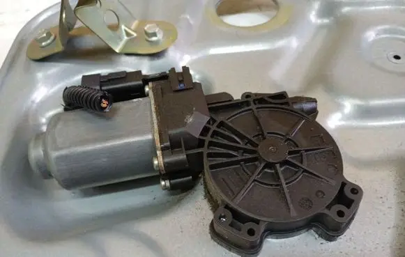 Nissan Qashqai Front door window regulator motor 