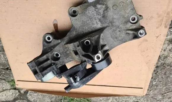 Volkswagen Touran I Generator/alternator bracket 03G903143A