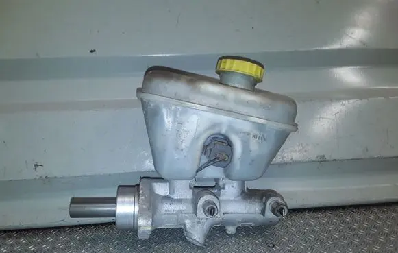 Jeep Grand Cherokee (WK) Master brake cylinder