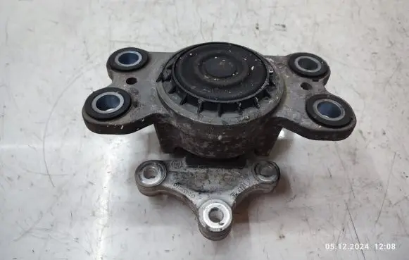 Volvo V70 Engine mount bracket