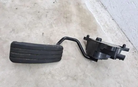 Accelerator throttle pedal