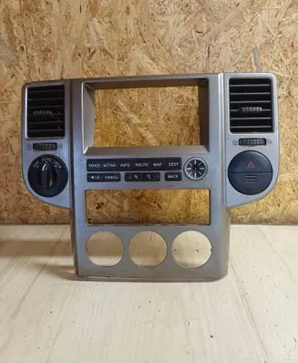 Nissan X-Trail T30 Radio/GPS head unit trim 68260EQ000
