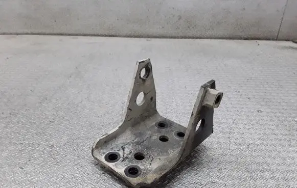 Nissan X-Trail T30 Engine mounting bracket