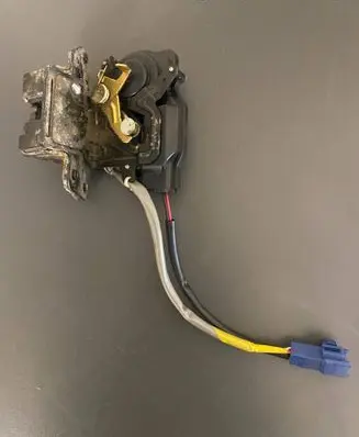 Toyota Avensis T250 Loading door lock 69350-05031