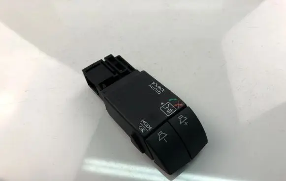 Dacia Sandero Steering wheel buttons/switches 8200950420