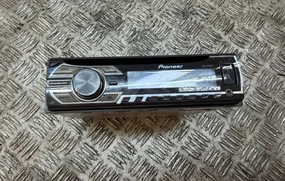 Peugeot Partner Radio/CD/DVD/GPS head unit DEH4500BT