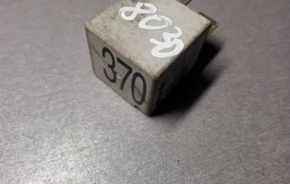Volkswagen PASSAT B5.5 Other relay 8D0951253