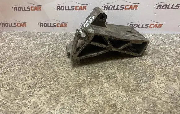 Volvo S60 Engine mounting bracket 8684381