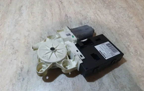 Volvo V50 Front door window regulator motor 30737681