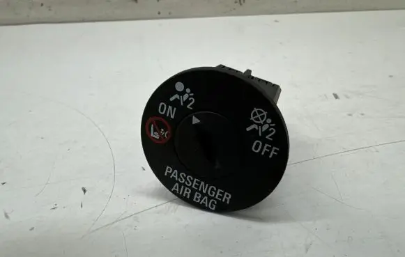Passenger airbag on/off switch