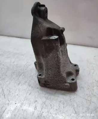 Mercedes-Benz CLS C218 X218 Engine mounting bracket A6512233504