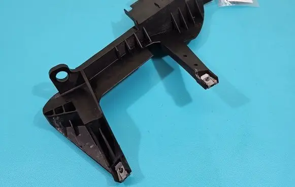 Headlight/headlamp mounting bracket