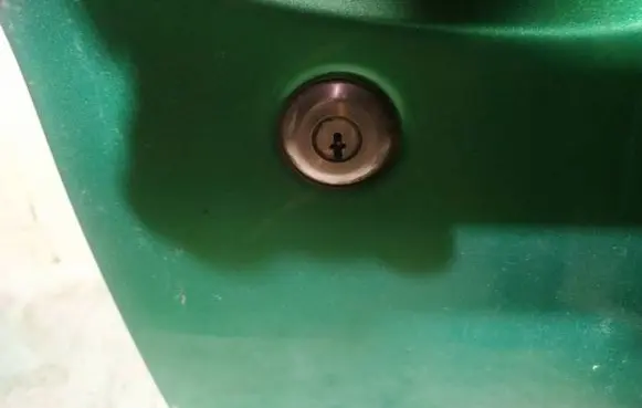 Citroen Xsara Picasso Front door lock (next to the handle) 