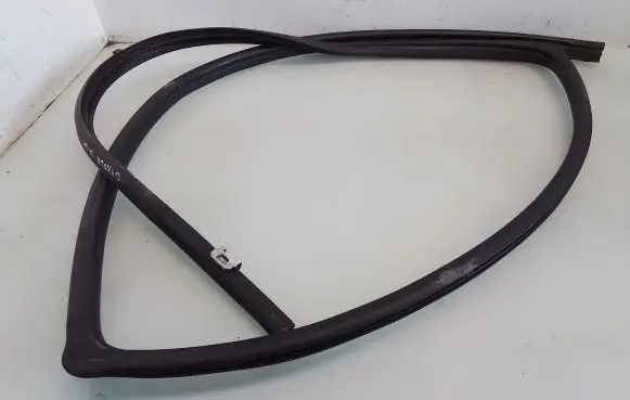 Toyota Corolla Verso E121 Rear door rubber seal (on body) 