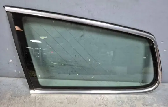 Volkswagen PASSAT B7 Rear side window 