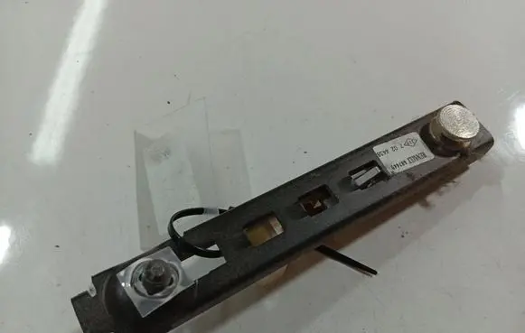 Renault Laguna II Seat belt adjustment rail 687449