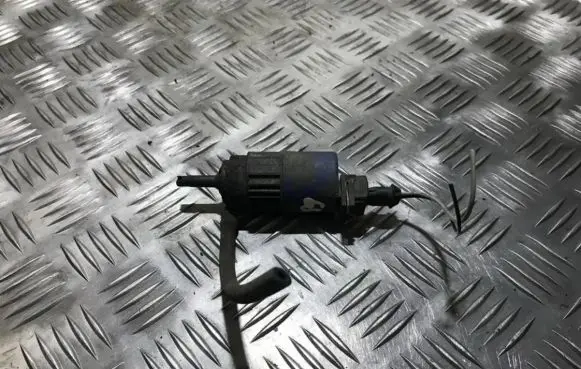 Volvo S40, V40 Windscreen/windshield washer pump