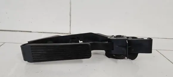 Mercedes-Benz E W211 Accelerator throttle pedal A2113000404
