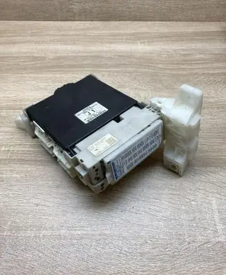 Toyota Prius (XW30) Fuse module 8922147110 8273047441