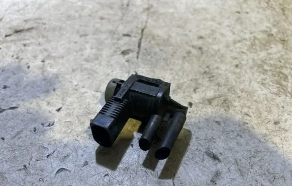 Volkswagen Golf V Turbo solenoid valve 1K0906283A
