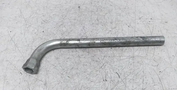 Volkswagen PASSAT B6 Wheel nut wrench 4D0012219A