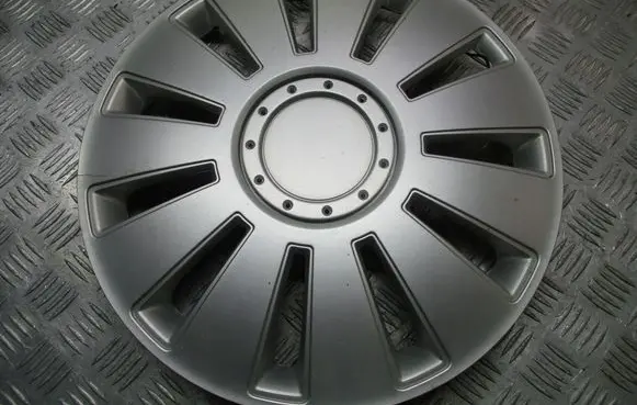 Toyota Avensis T250 R15 wheel hub/cap/trim 