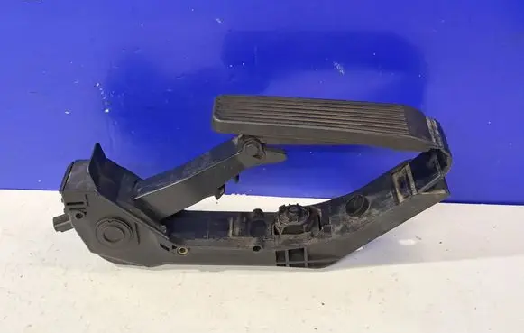 Mercedes-Benz E W211 Accelerator throttle pedal A2113000504