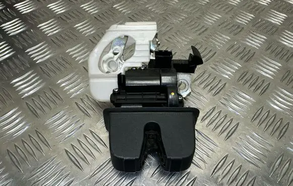 Volkswagen PASSAT B8 Loading door lock 3G0827503