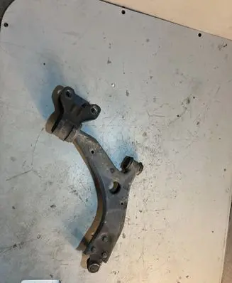 Volvo V40 Front lower control arm/wishbone