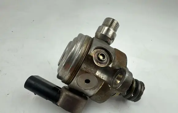 Audi A3 8Y Fuel injection high pressure pump 05E127027A
