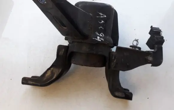 Toyota Avensis T270 Engine mount bracket