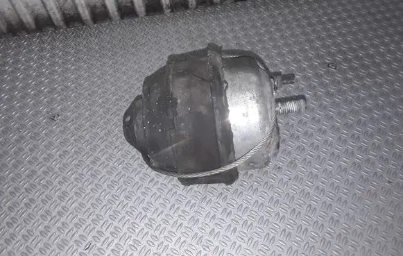 Volkswagen PASSAT B5.5 Engine mount bracket